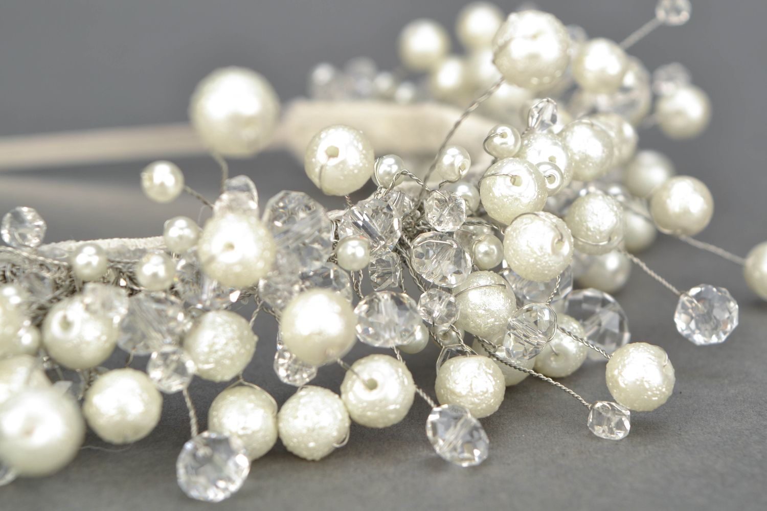 Serre-tête artisanal blanc en perles transparentes photo 3