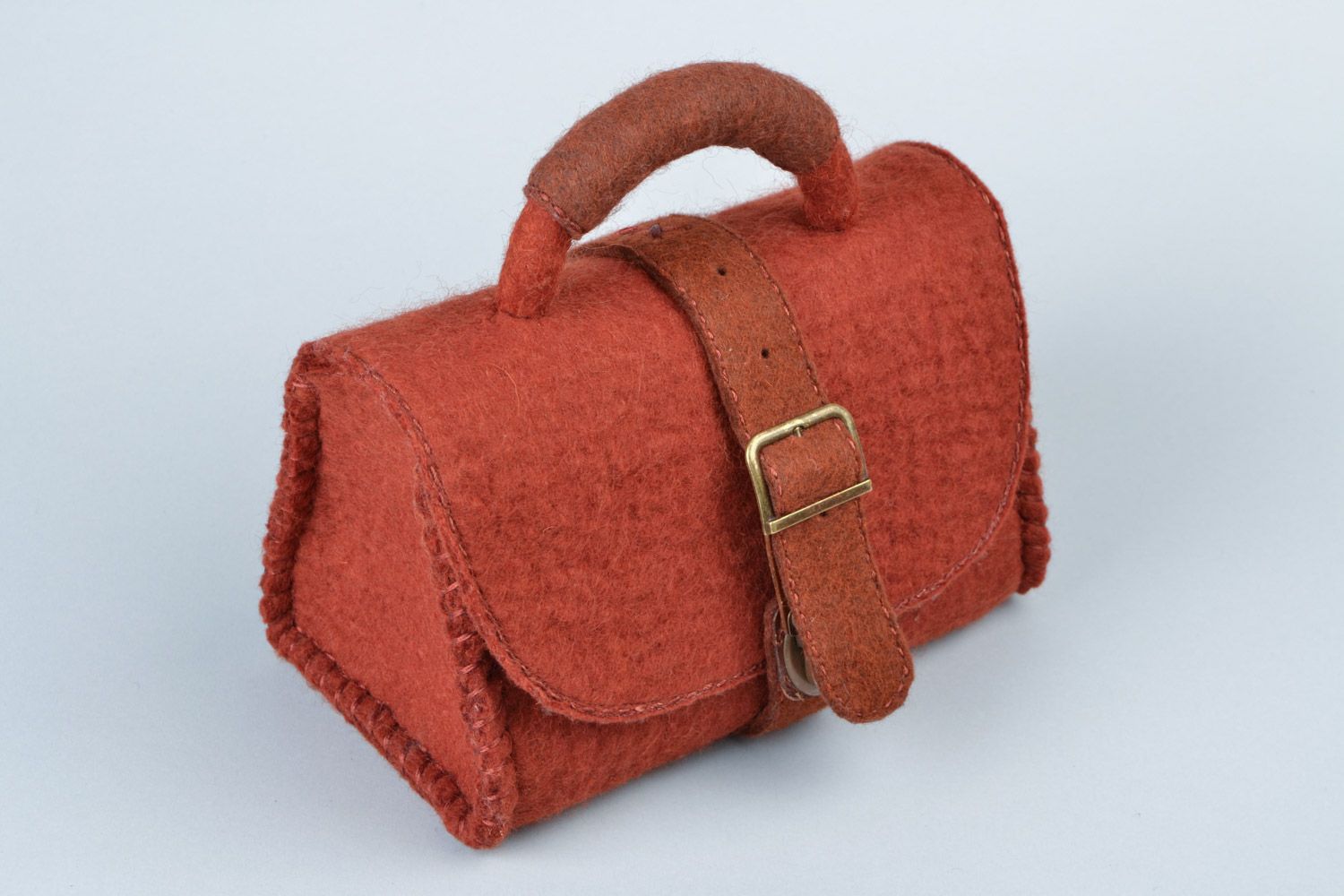 Petit sac à main en laine brun technique de feutrage avec attache fait main photo 3