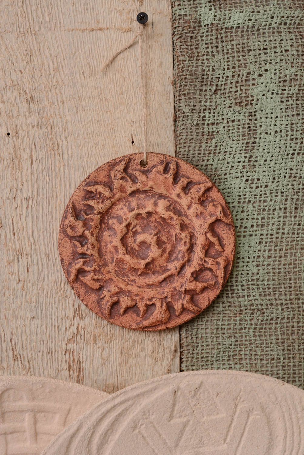 Prato decorativo talismã eslavo feito à mão de argila para decoração do interior em estilo étnico Espiral foto 3