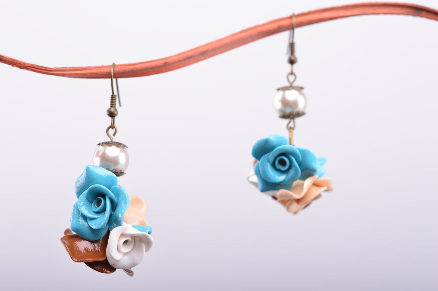 Lange originelle handgemachte Ohrringe mit Blumen aus Ton Rosen mit Kunstperlen foto 2