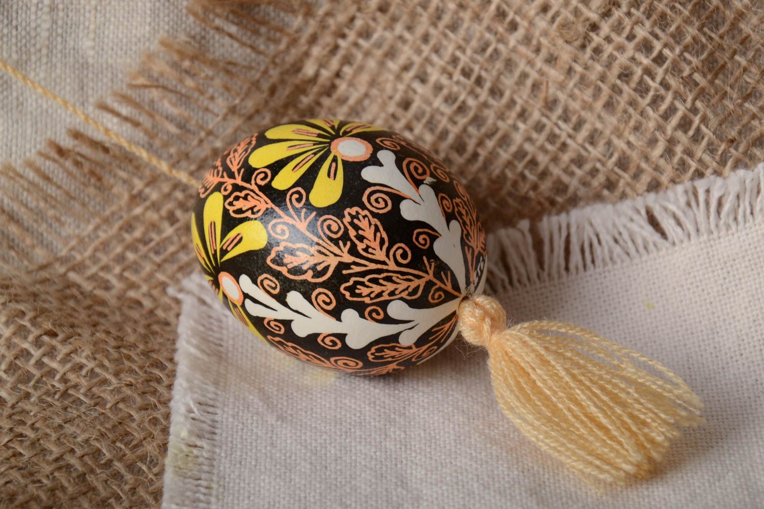 Huevo de Pascua artesanal en técnica de cera colgante para interior pintado foto 1