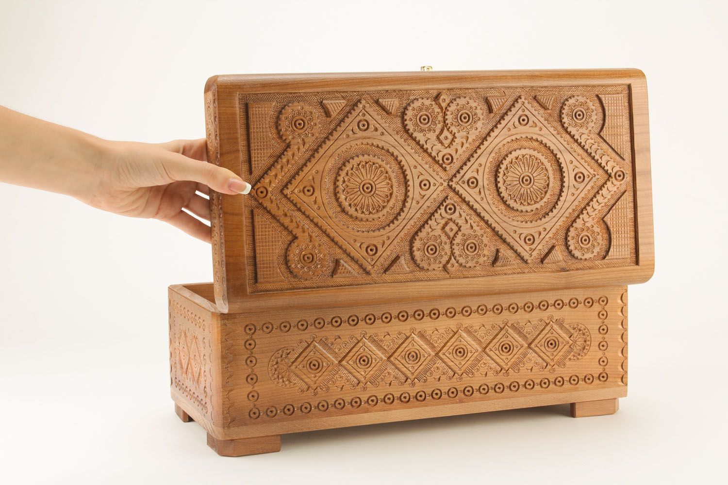 Caixinha rectangular de madeira artesanal com entalhe artístico para jóias foto 1