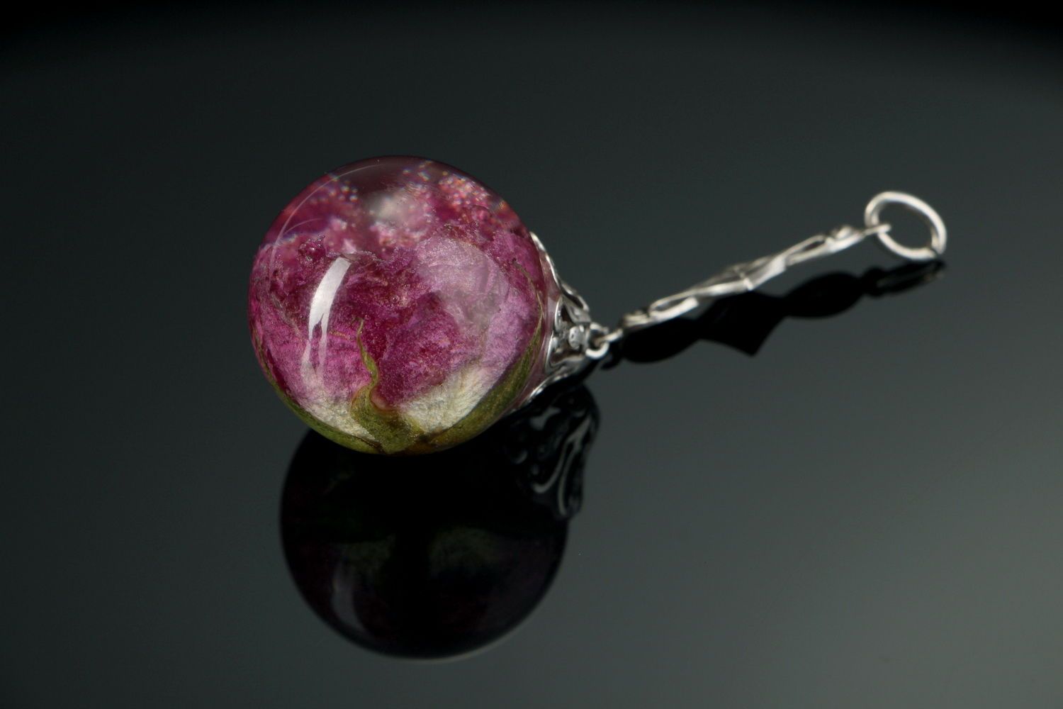 Pendant made of rose embedded in epoxy photo 3