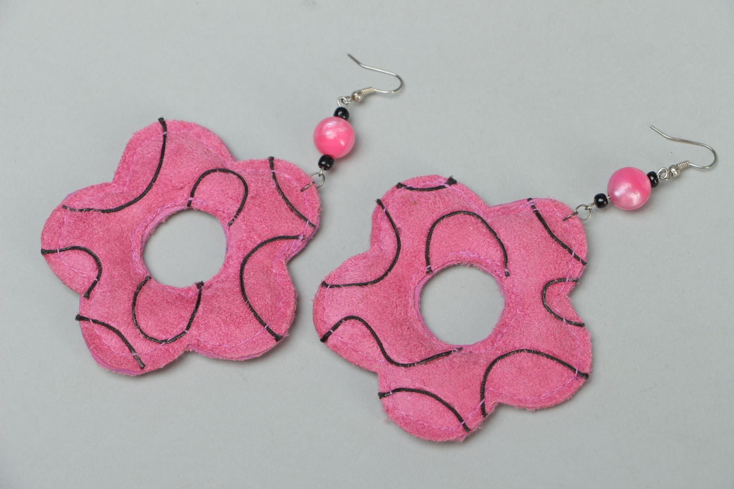 Suede floral earrings of pink color photo 1