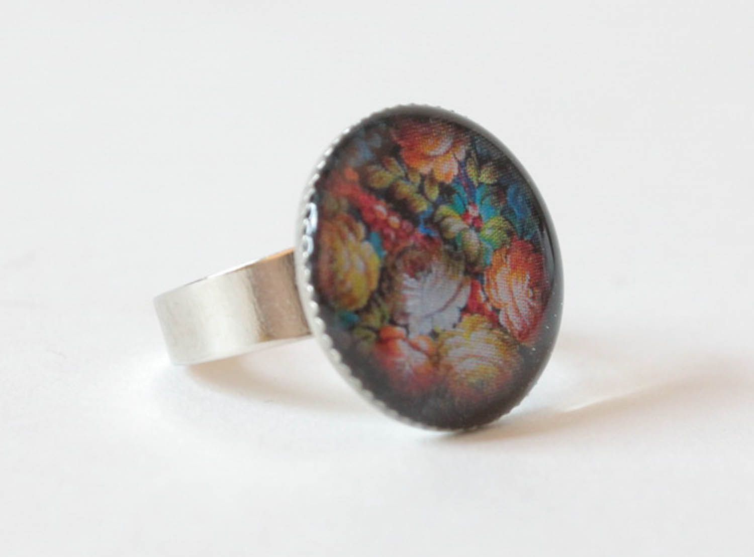 Ring aus Metall mit Epoxidharz Rosen foto 3