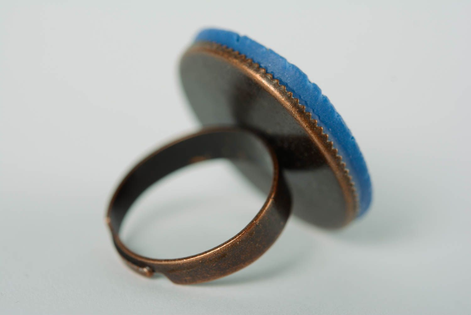 Круглое кольцо из полимерной глины большое голубое необычное ручной работы фото 3