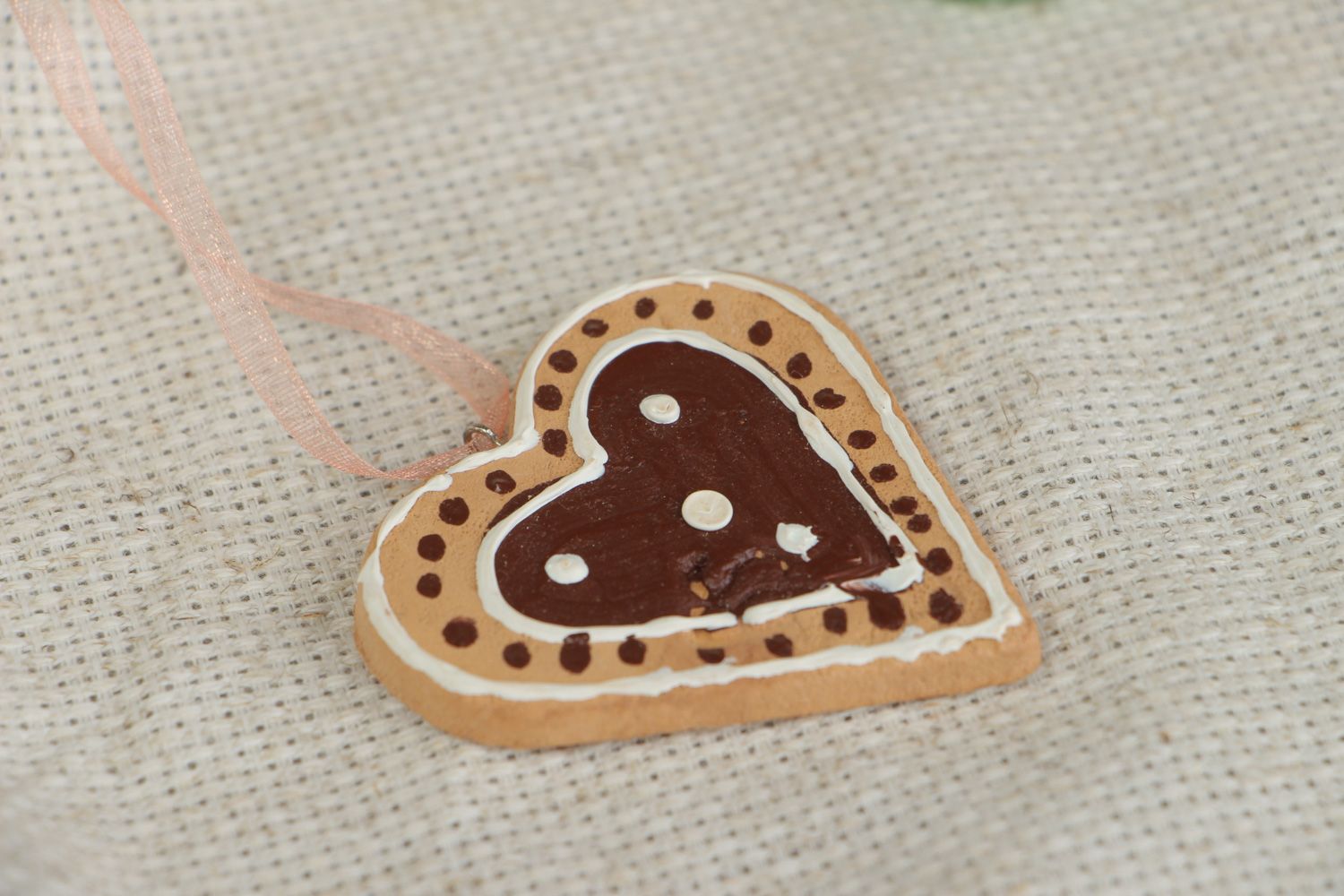 Suspension décorative en pâte polymère faite main Biscuit en forme de cœur photo 5
