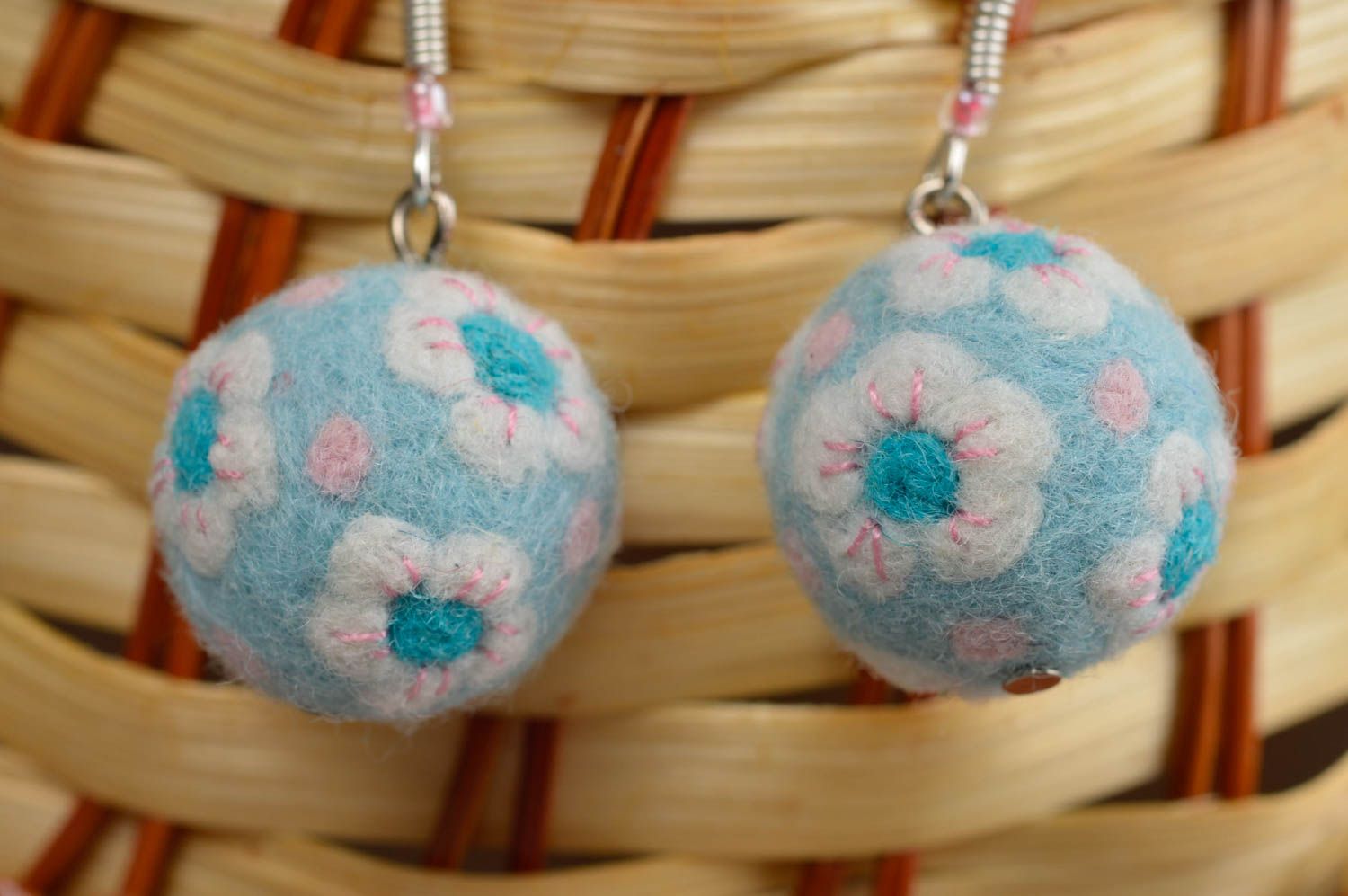 Boucles d'oreilles boules bleues à motif floral en laine feutrée faites main photo 1