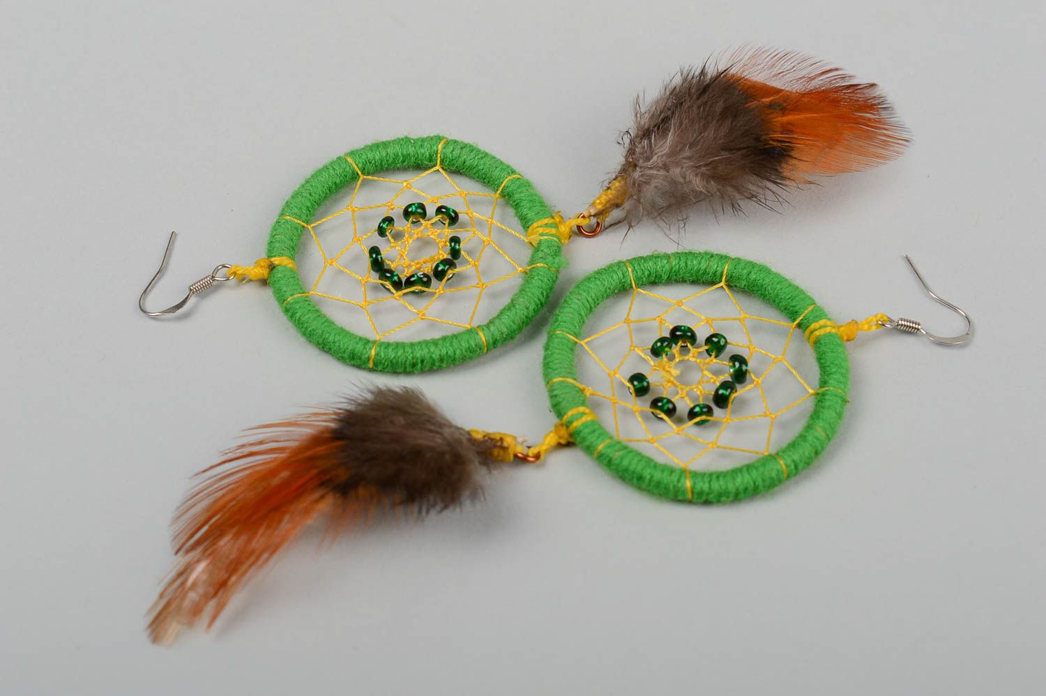 Pendientes modernos verdes con plumas artesanales regalo original bisutería fina foto 2