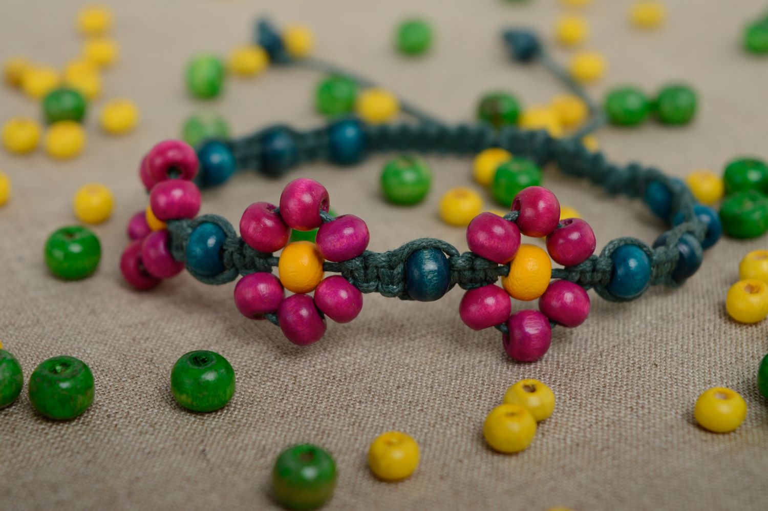 Bracelet en macramé tressé lacet ciré et perles multicolores en bois fait main photo 2