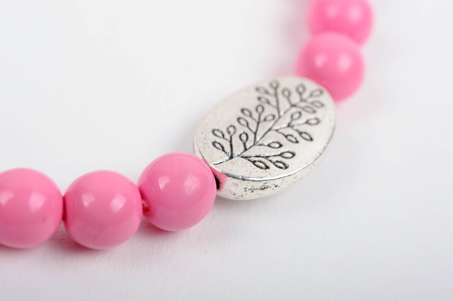 Красивый розовый женский браслет из бусин ручной работы на каждый день фото 5