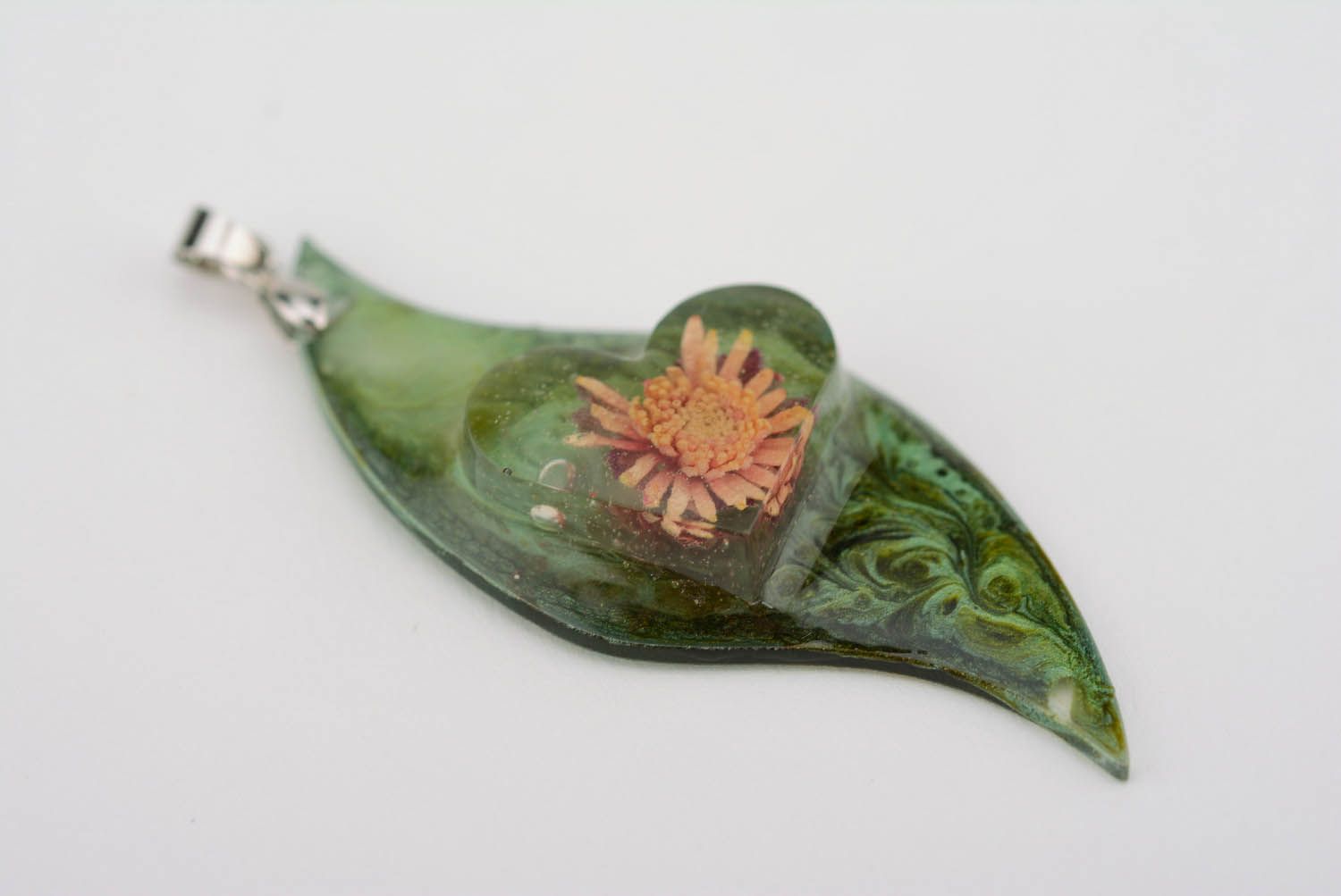 Кулон с цветком хризантемы Сердце на листике фото 5