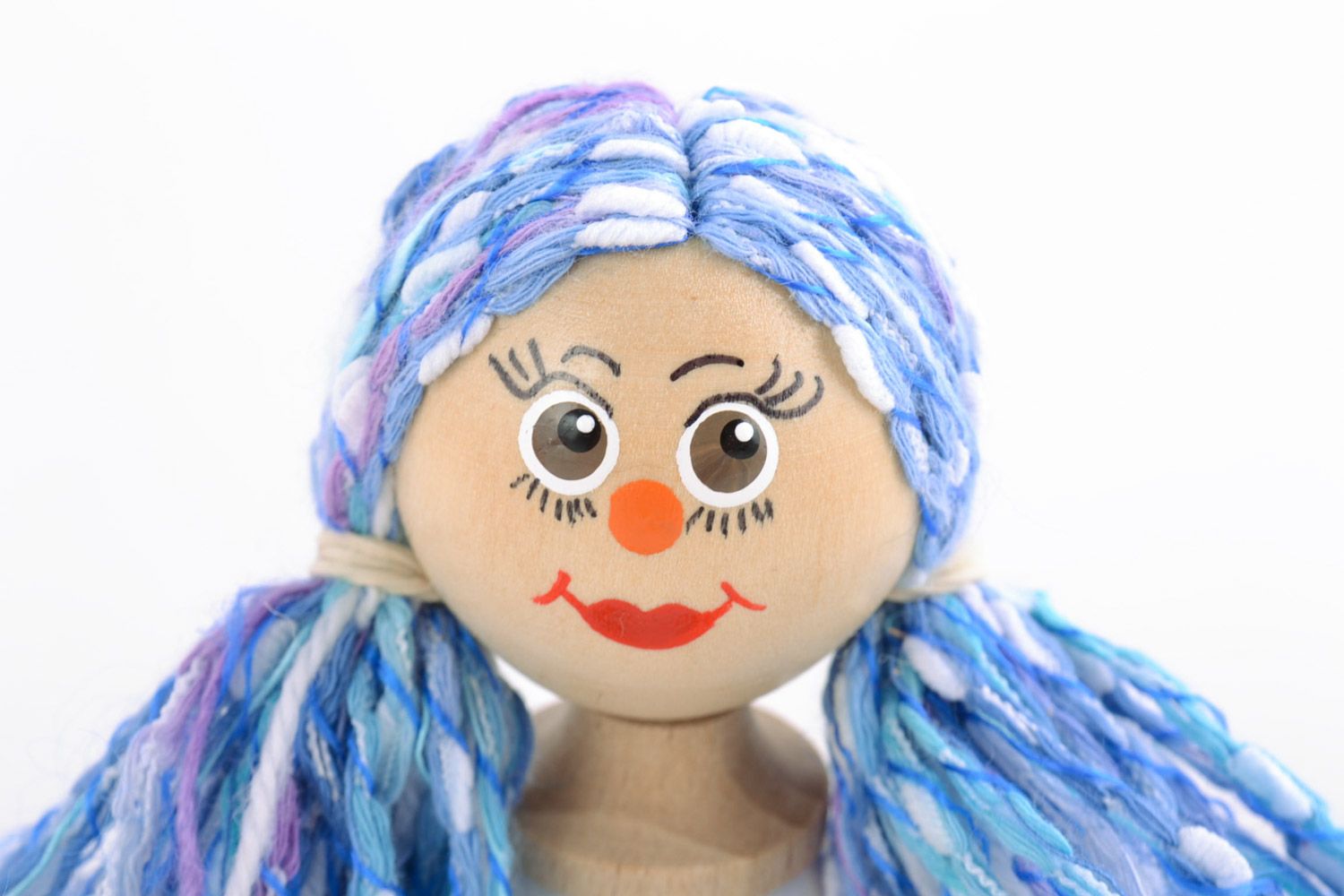 Öko Spielzeug aus Holz handmade umweltfreundlich künstlerisch Mädchen mit blauem Haar foto 3