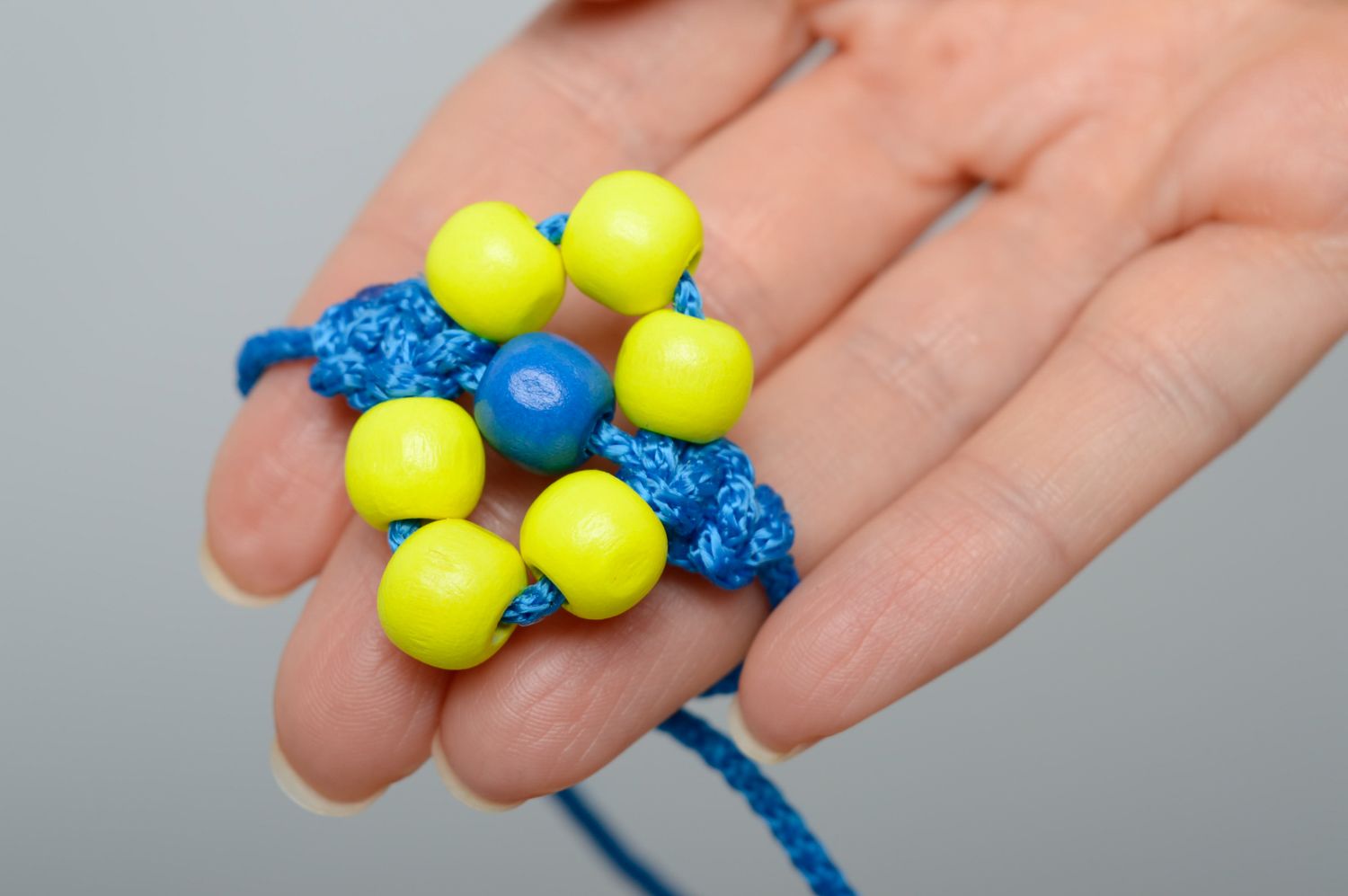 Bracelet en macramé jaune et bleu avec perles de bois fait main pour femme photo 5