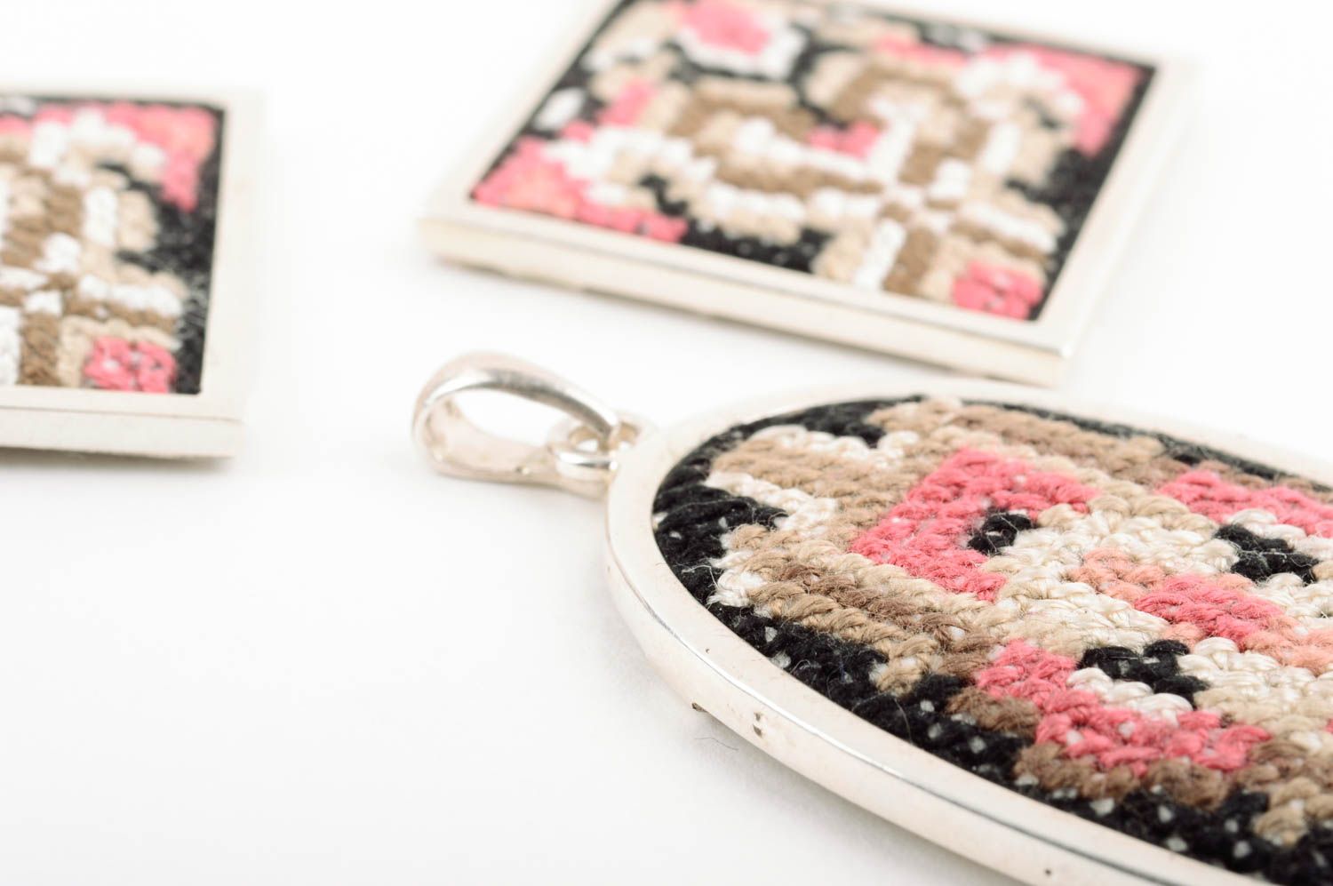 Handmade fabric accessories with embroidery textile earrings and pendant set photo 5