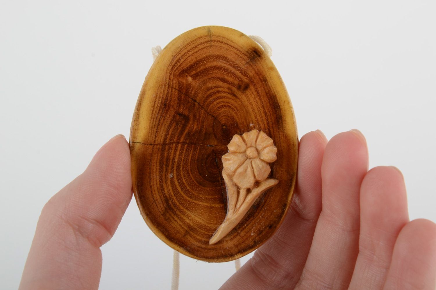 Colgante de madera bello para cuello con ornamento tallado en un cordón foto 5