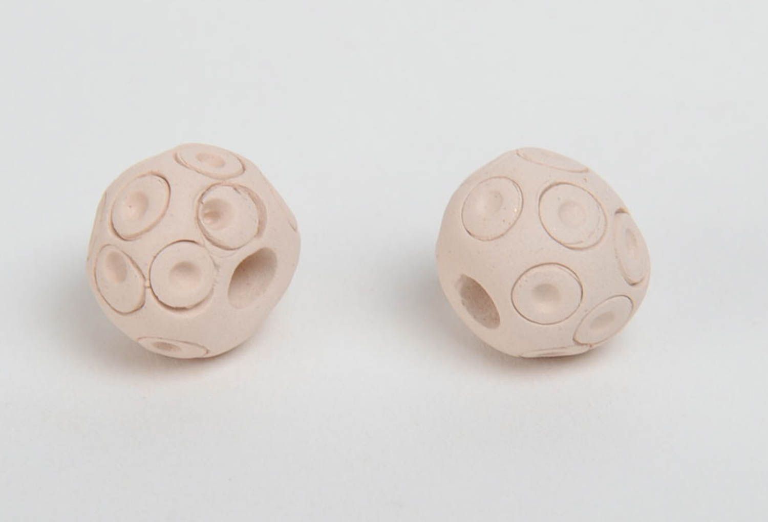 Perles artisanales en céramique blanches originales faites main 2 pièces  photo 2