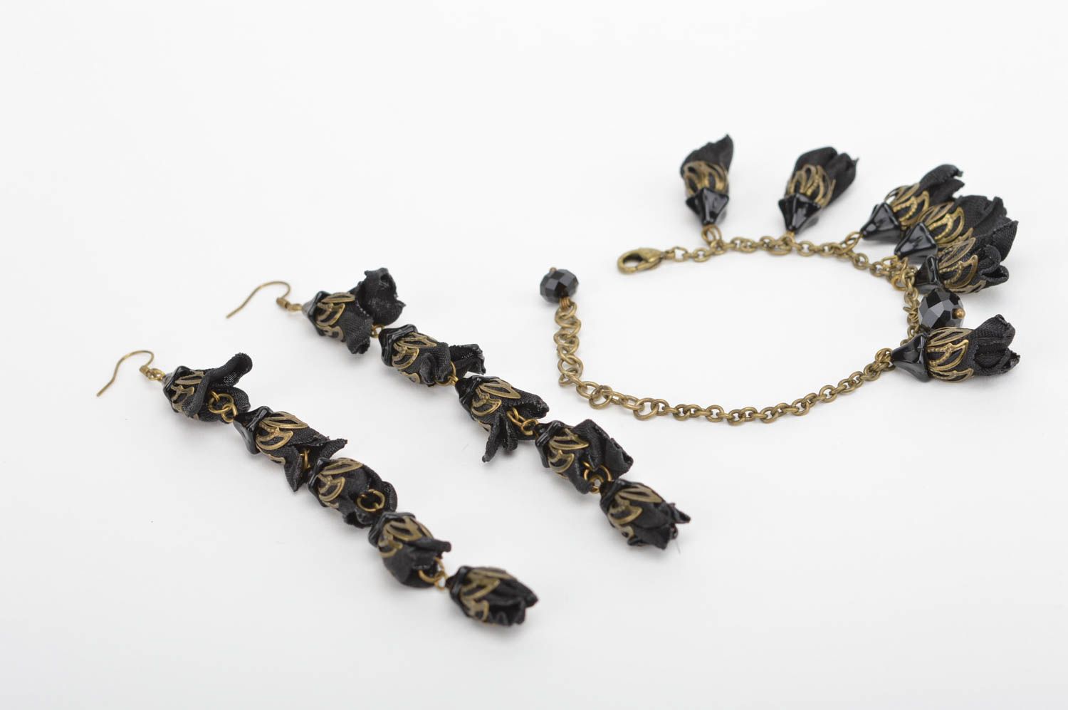Черный набор украшений из атласа ручной работы серьги и браслет оригинальные фото 4