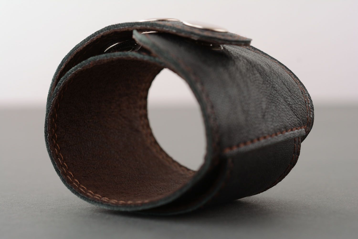 Bracelet large en cuir naturel noir  photo 3