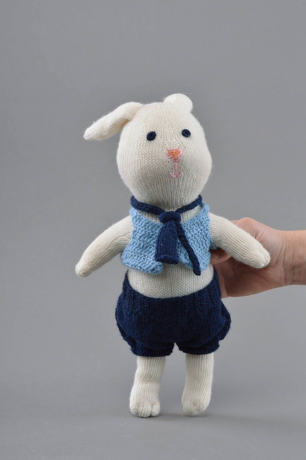 Мягкая игрушка ручной работы заяц из полушерсти небольшой белый в шортах фото 4