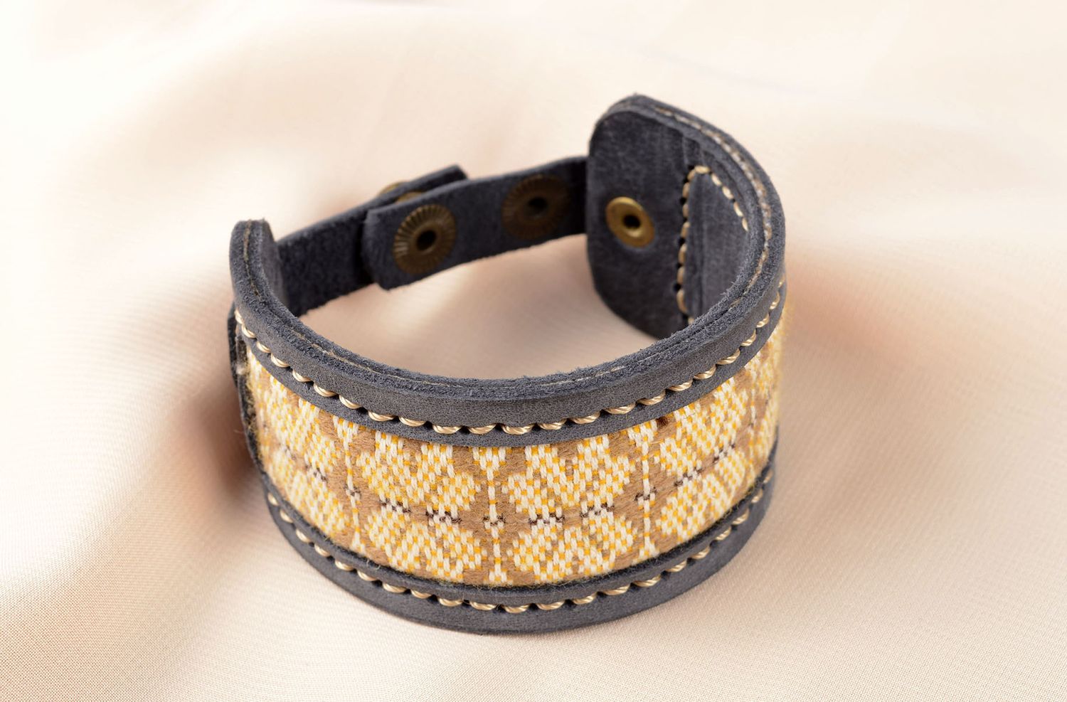 Bracelet large en cuir naturel Bijou fait main design Accessoire femme photo 5
