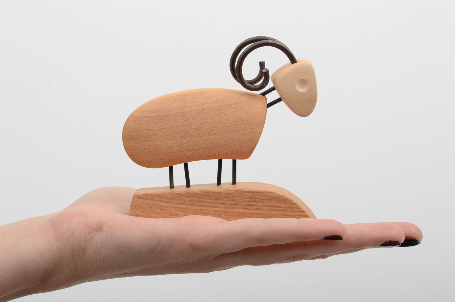 Figurine mouton fait main Statuette déco Cadeau original en bois de frêne photo 5
