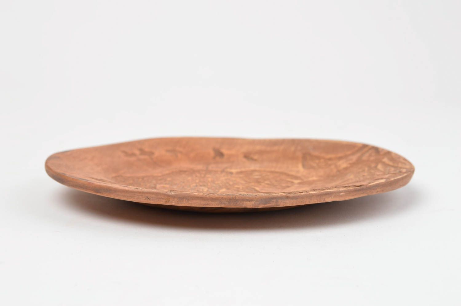 Большая плоская тарелка из красной глины ручной работы с кантом красивая фото 3