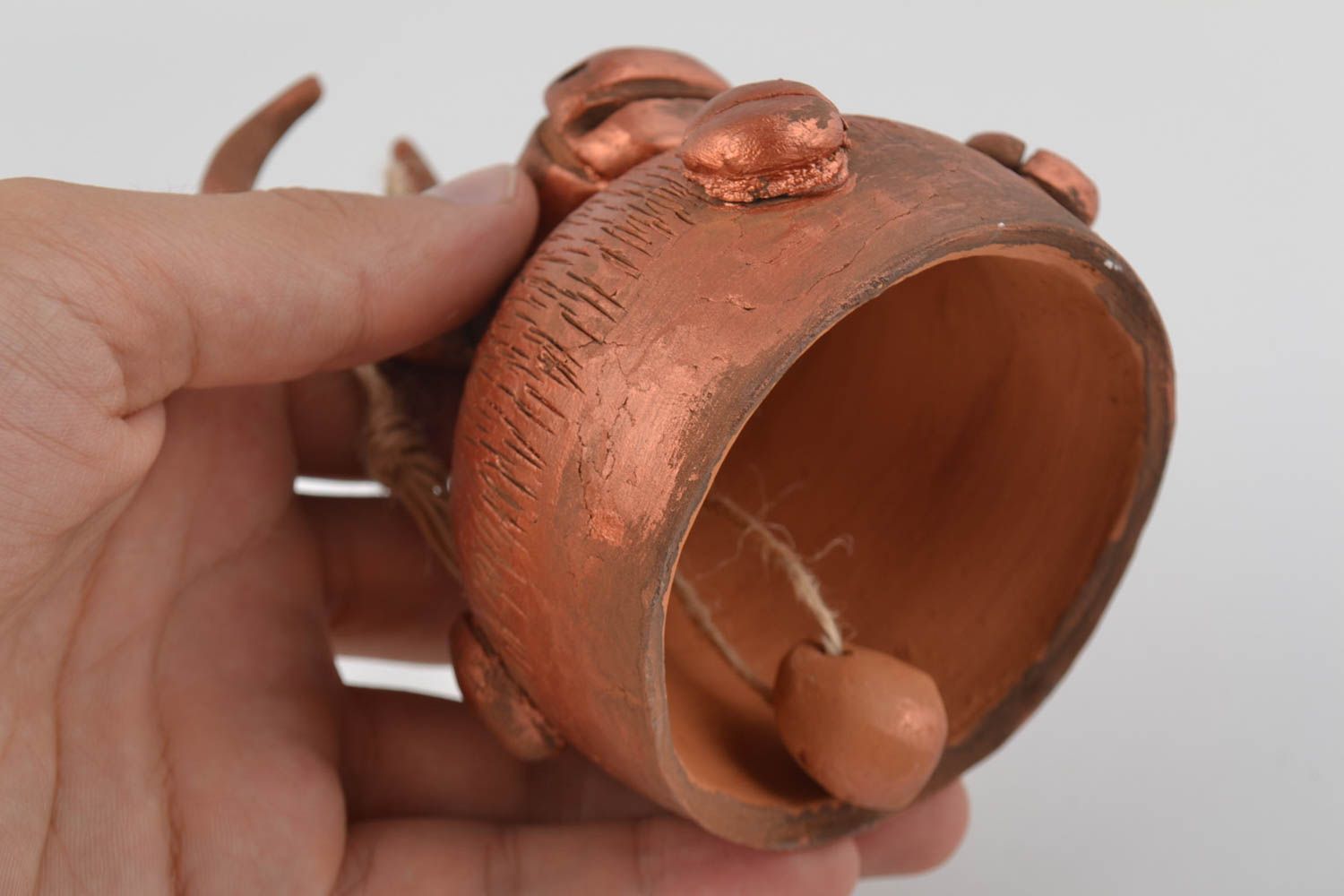 Campana de decoración artesanal cerámica hecha a mano con forma de toro foto 5