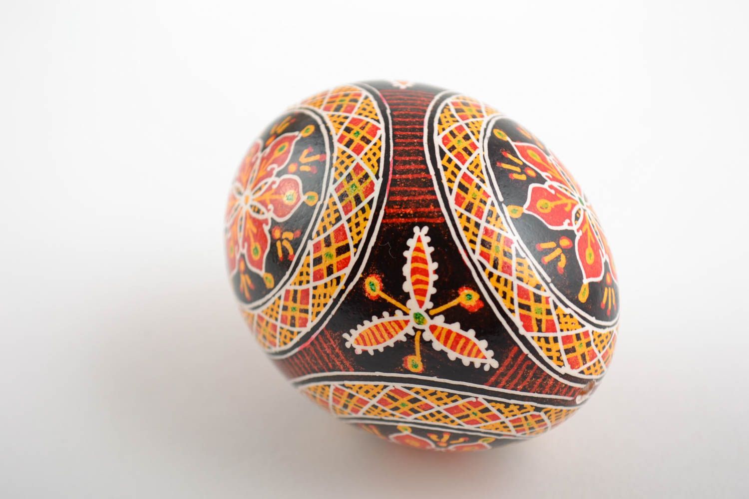 Huevo de Pascua hecho a mano pintado con acrílicos con ornamento rico foto 3