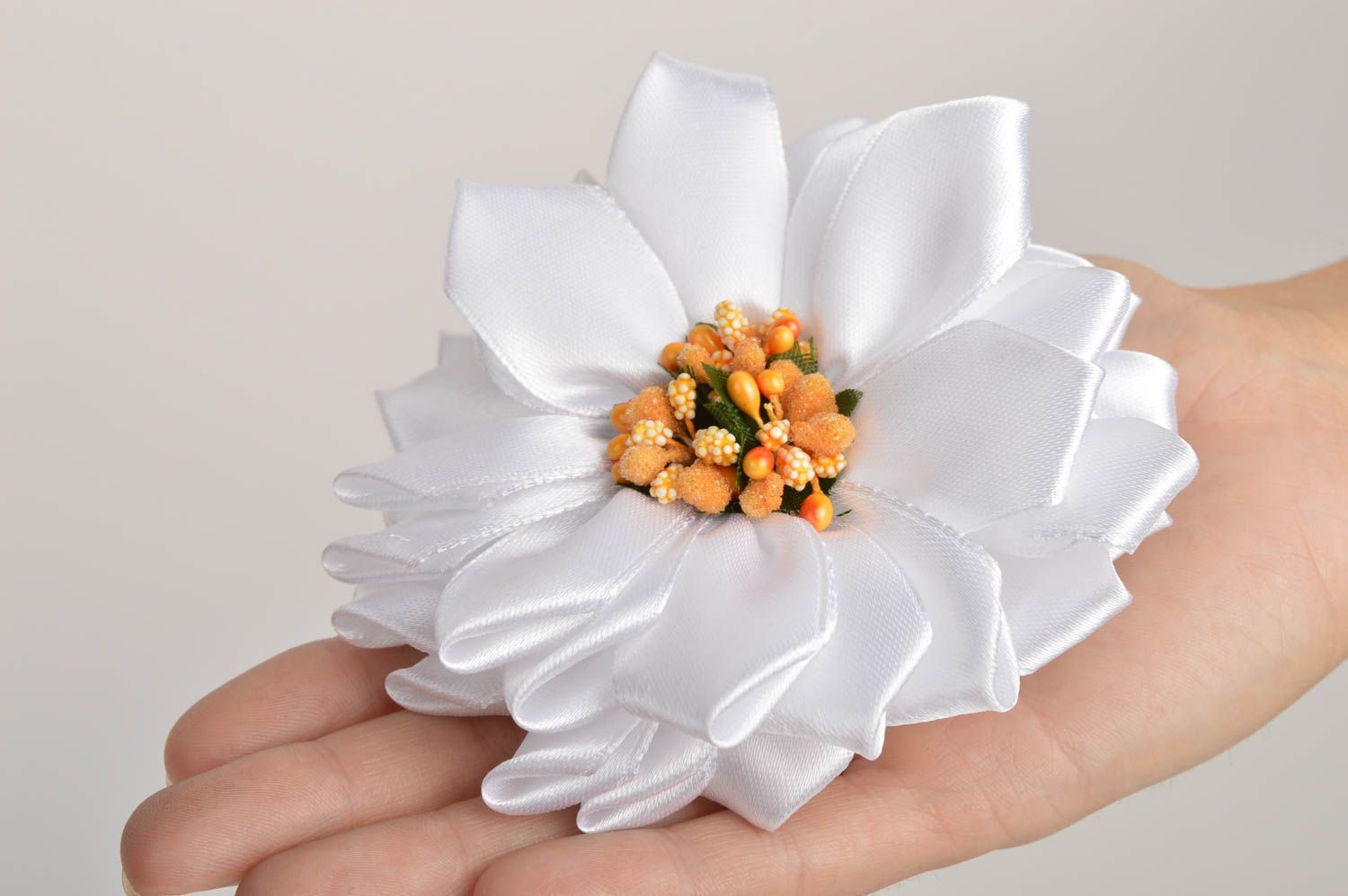 Gancho con flor artesanal blanca complemento para peinados regalo original foto 2