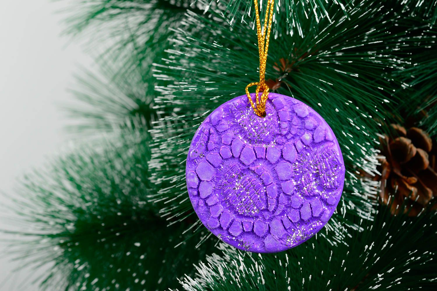 Игрушка на елку handmade декор для дома игрушка из глины расписная фиолетовая фото 1