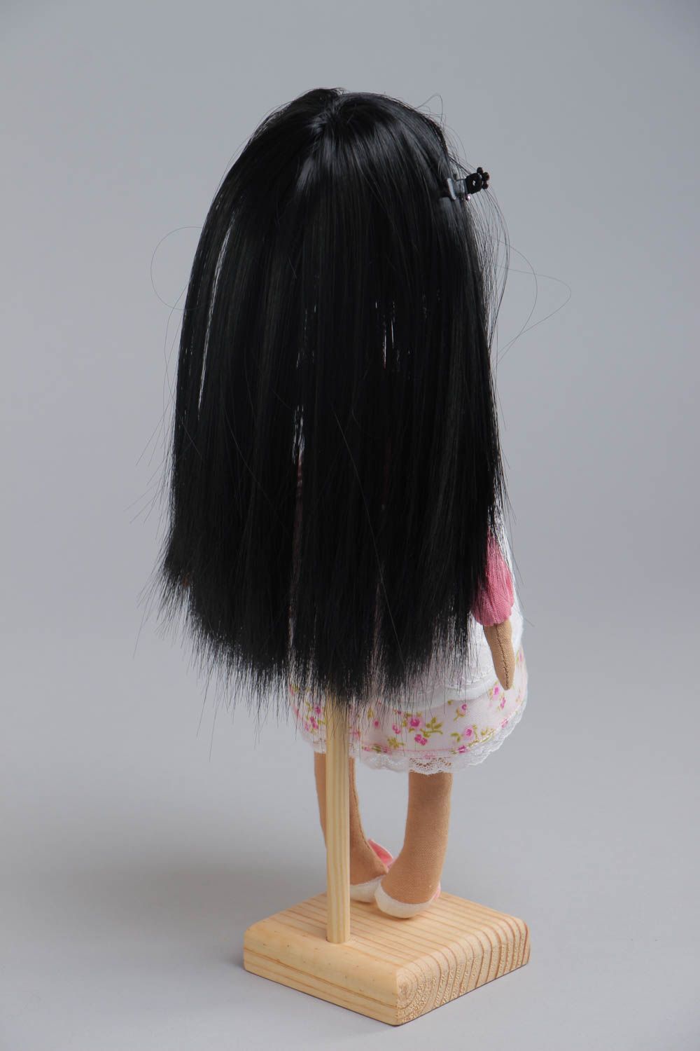 Poupée molle décorative en coton aux cheveux noirs faite main avec support photo 4