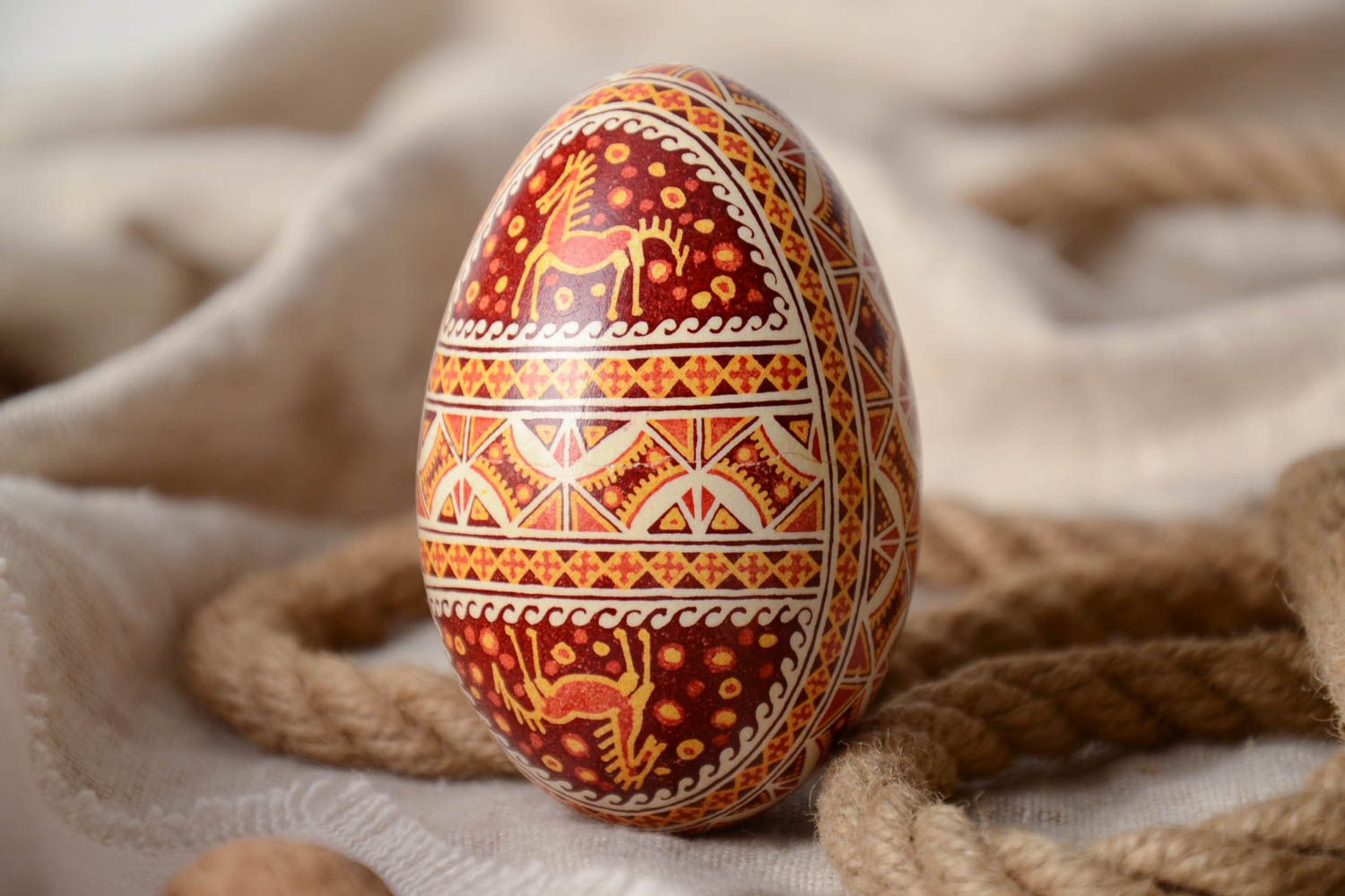 Huevo de Pascua de ganso artesanal pintado con ornamentos en técnica de cera rojo foto 1