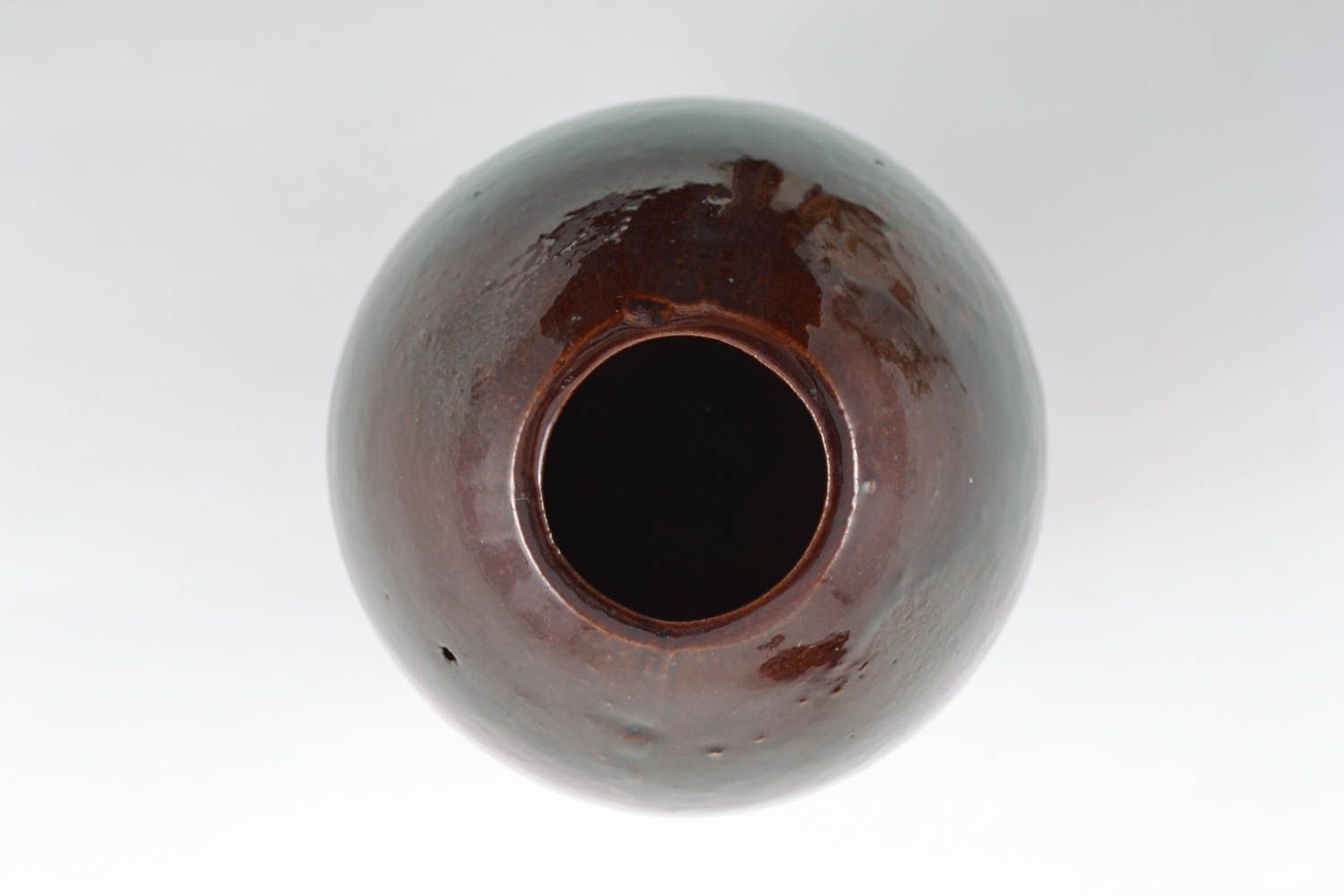 Небольшая ваза в форме яйца коричневая глиняная глазурованная ручной работы фото 3