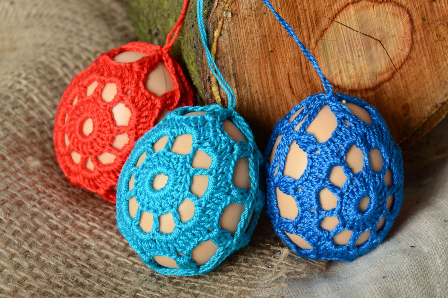 Пасхальные яйца декоративные оплетенные нитками подвески для дома фото 1