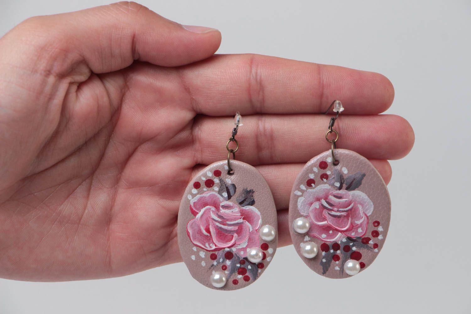 Pendientes de cuero pintados con flores artesanales originales de mujer rosados foto 5