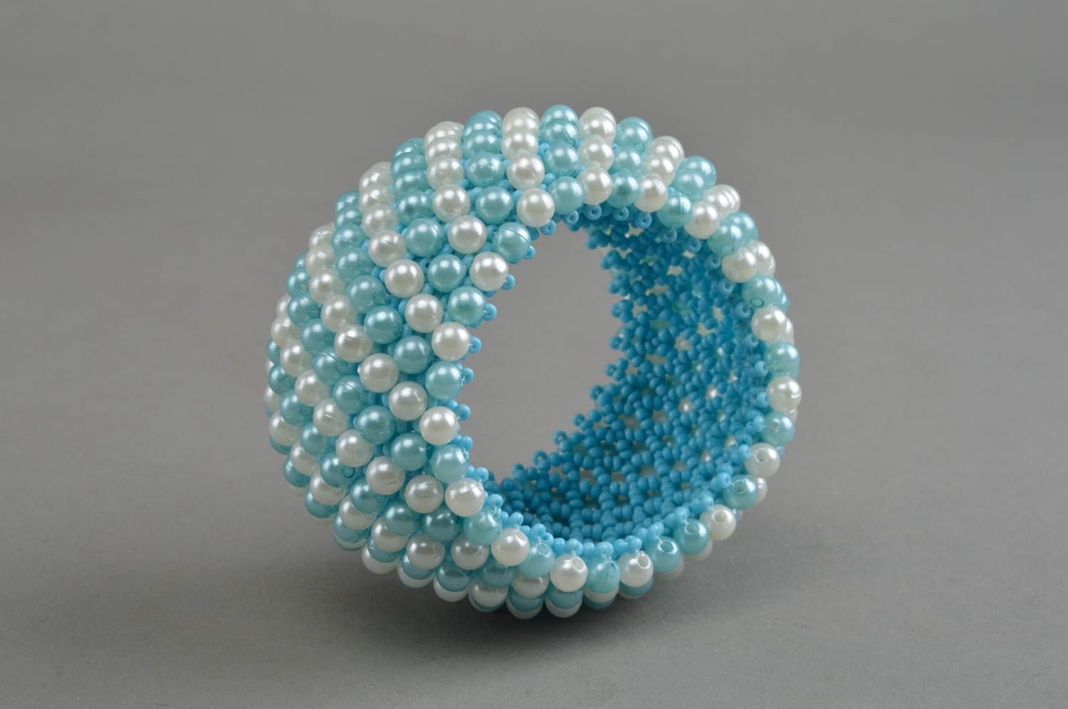 Bracelet en perles de rocaille fait main large blanc bleu design de créateur photo 4
