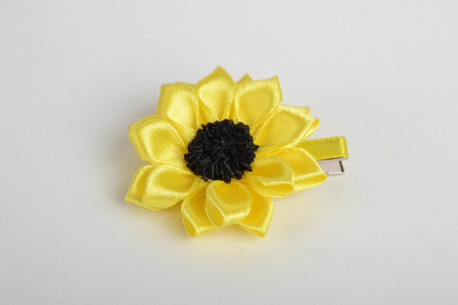 Маленькая заколка в виде цветка из атласных лент желтая в технике канзаши фото 4