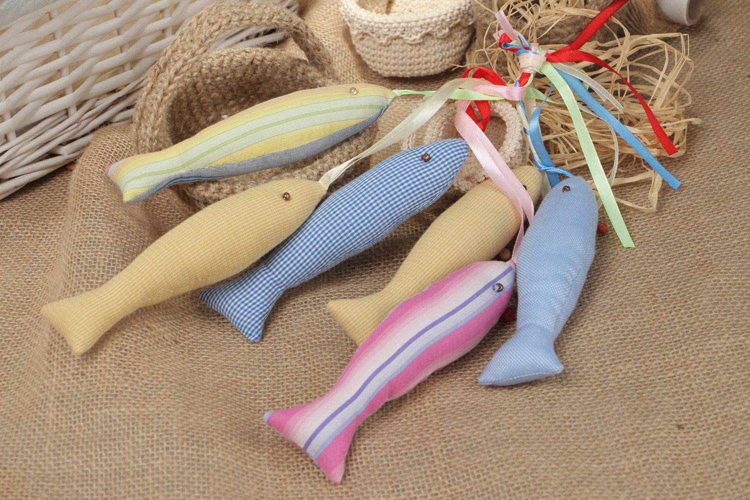 Игрушка с петелькой мягкая рыбки разноцветные из ткани на лентах ручная работа  фото 1