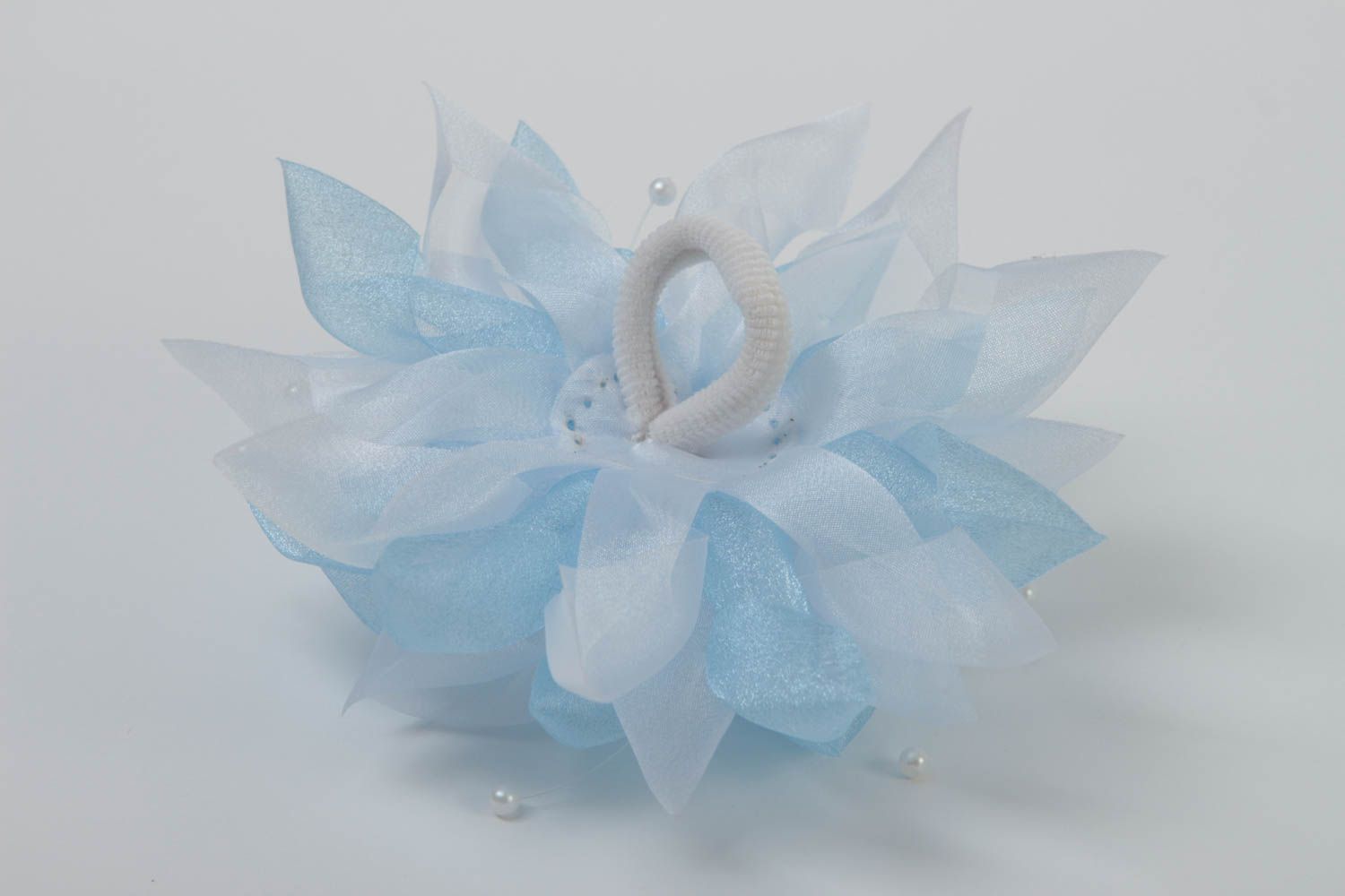 Голубая детская резинка с цветком из органзы пышная объемная ручной работы фото 4