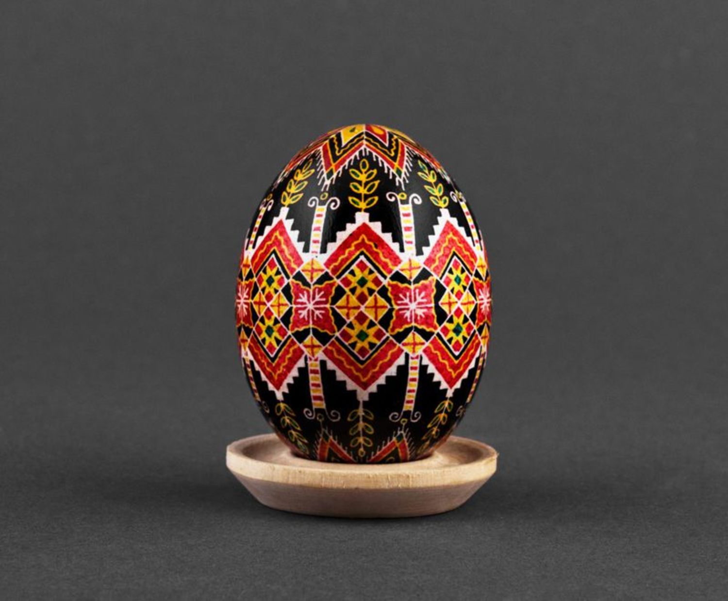 L'uovo decorativo fatto a mano L'uovo dipinto a mano L'uovo pasquale ucraino 
 foto 2