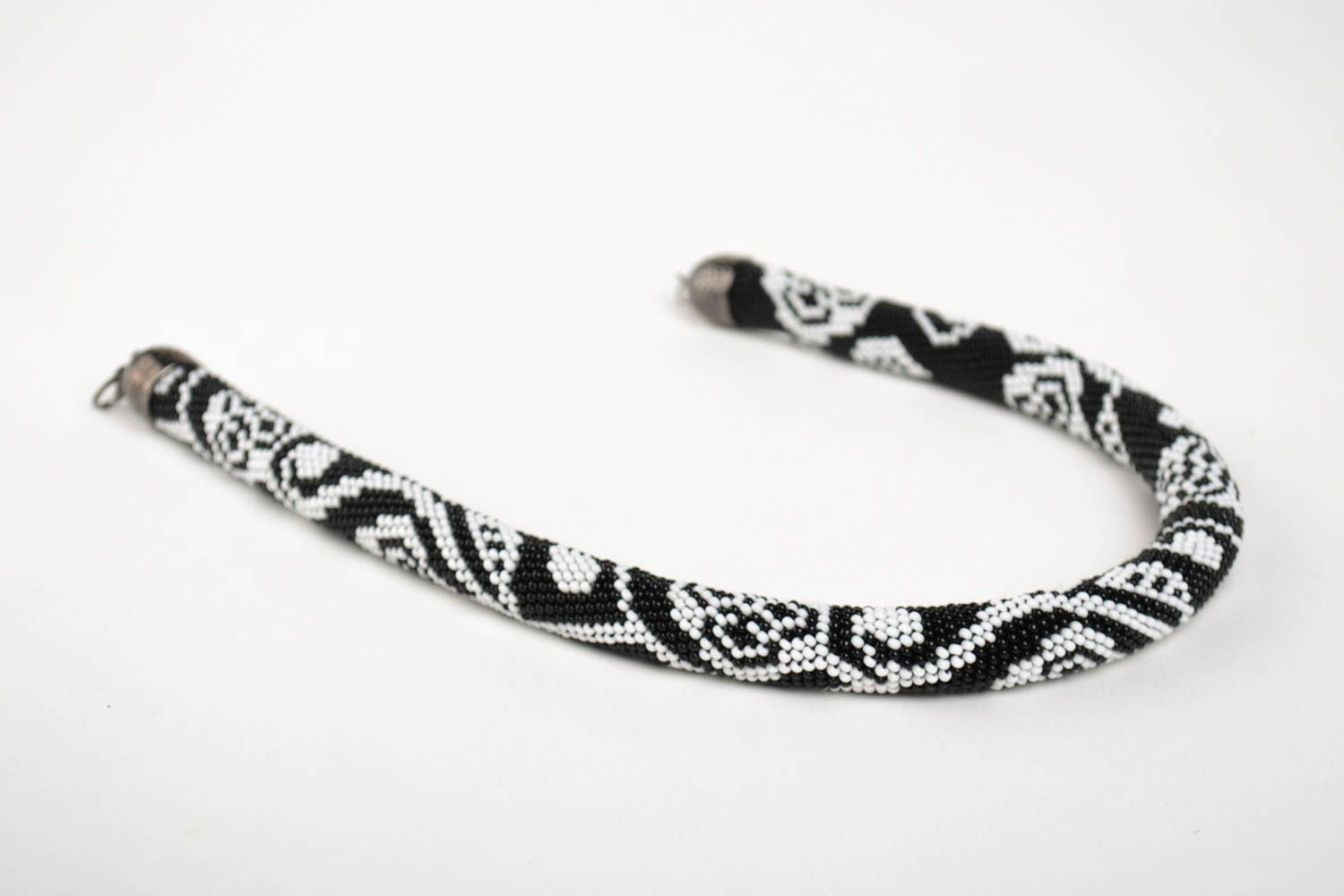 Collier spirale Bijou fait main noir et blanc Cadeau femme perles de rocaille photo 2