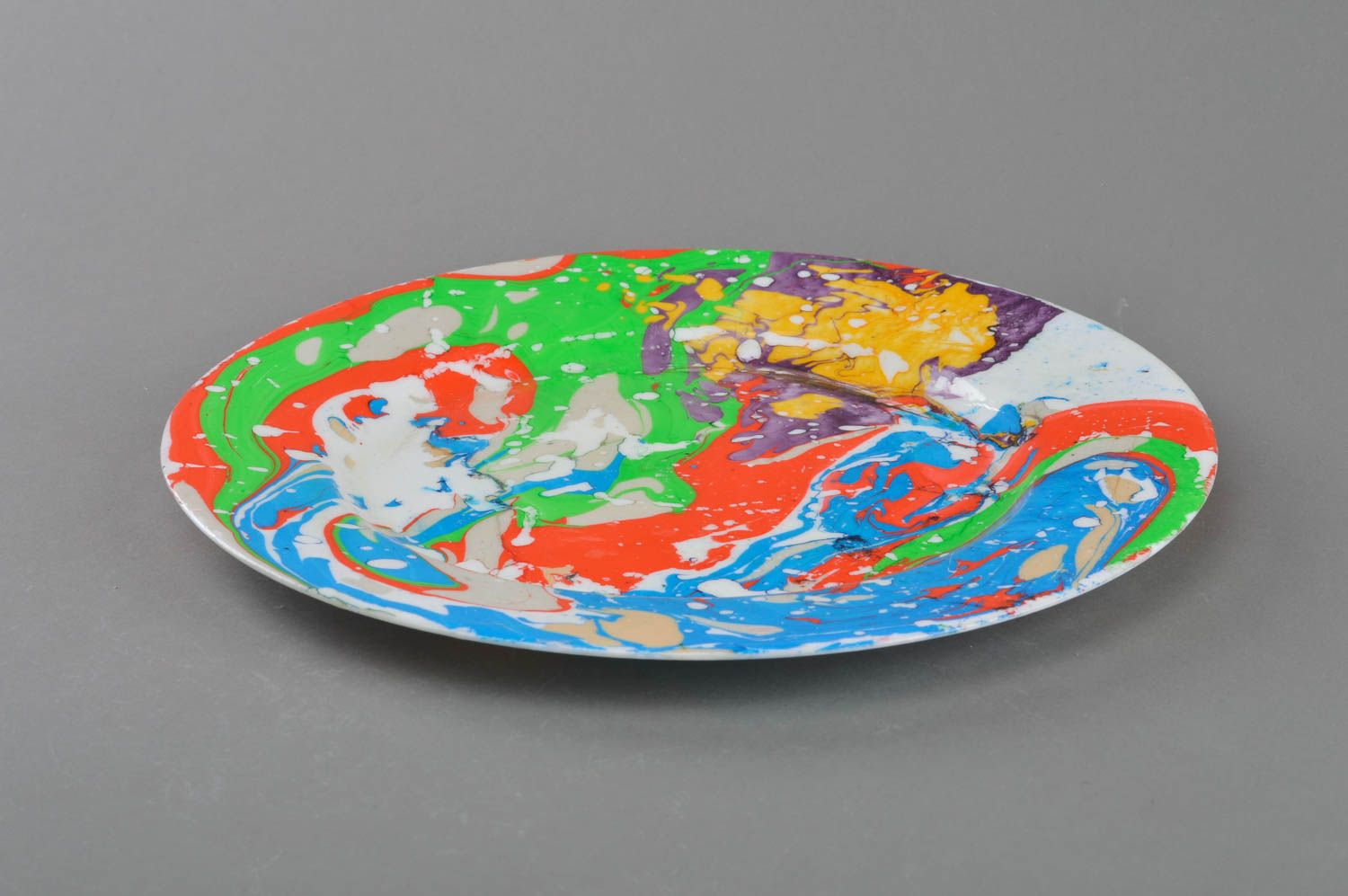 Круглая стеклянная тарелка в технике марморирования ручной работы декоративная фото 2
