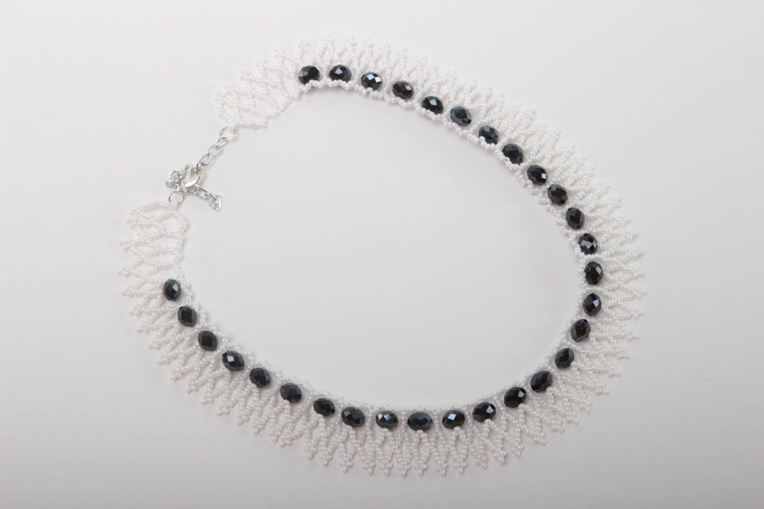 Ожерелье из бисера и хрустальных бусин ручной работы белое с черным авторское фото 2