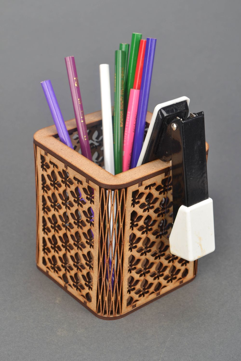Pieza de madera contrachapada con forma de soporte para instrumentos de escribir foto 1