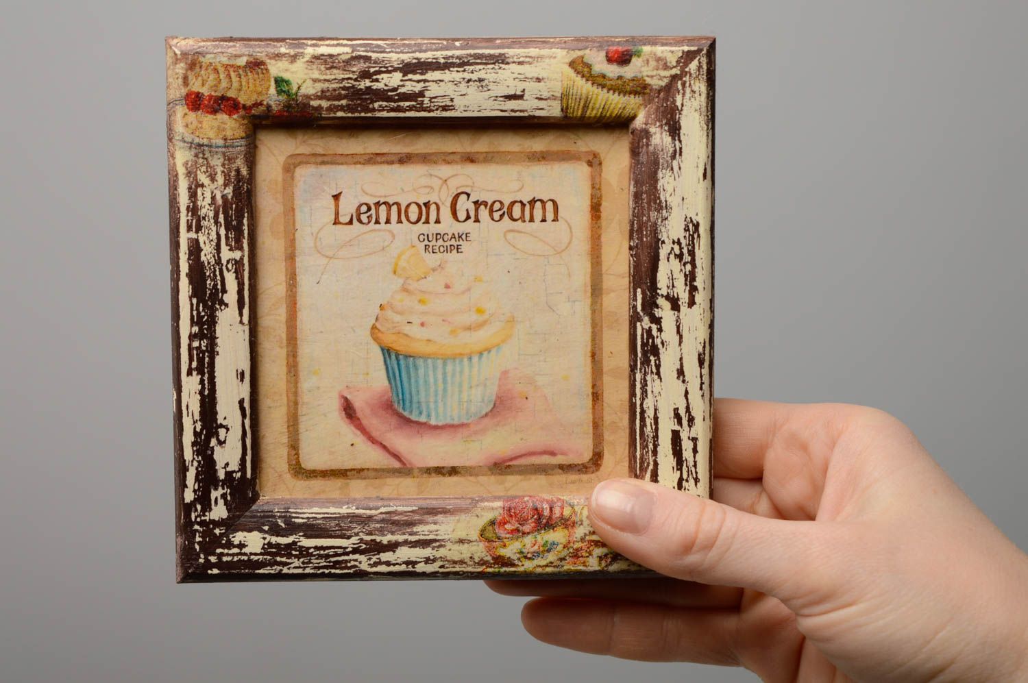 Tableau décoratif en bois fait main beige Petit gâteau à la crème de citron photo 3