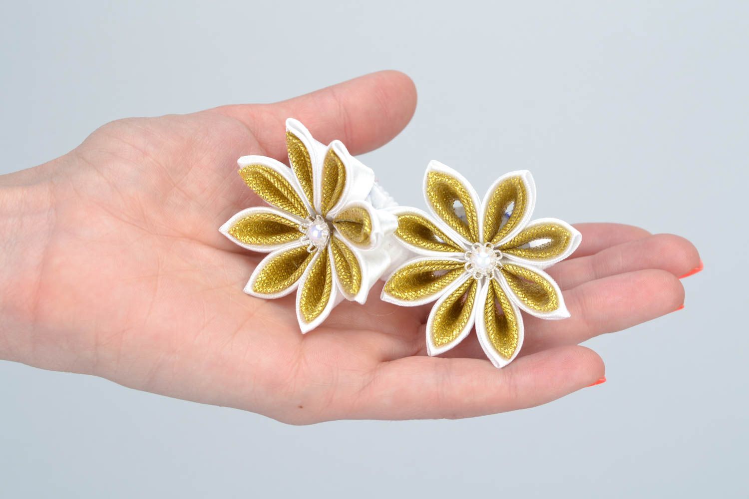 Blumen Haargummis Set aus Atlasbändern 2 Stück goldfarbige in Kanzashi Technik handmade für Mädchen foto 2