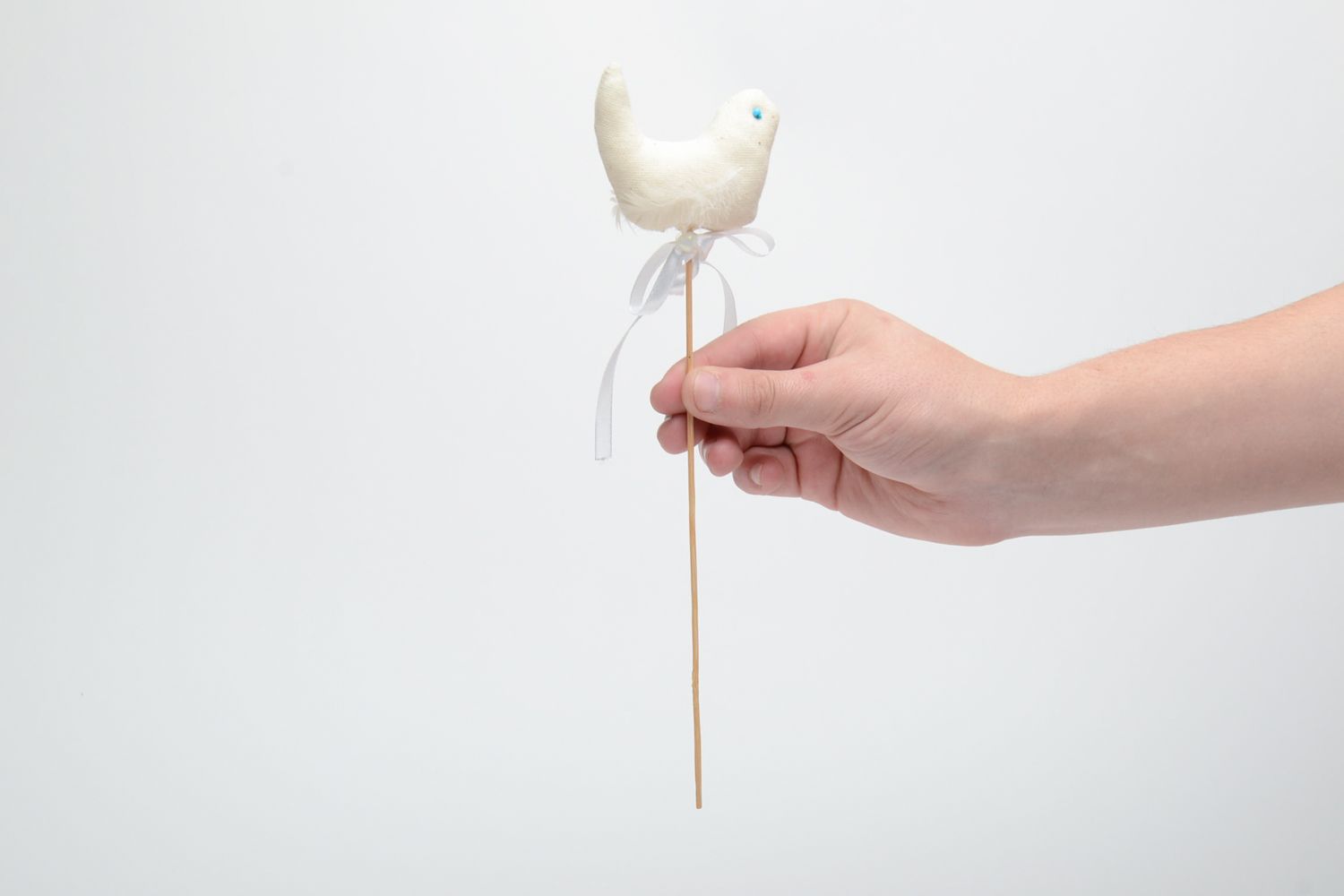 Птичка на палочке для украшения вазонов из ткани фото 5