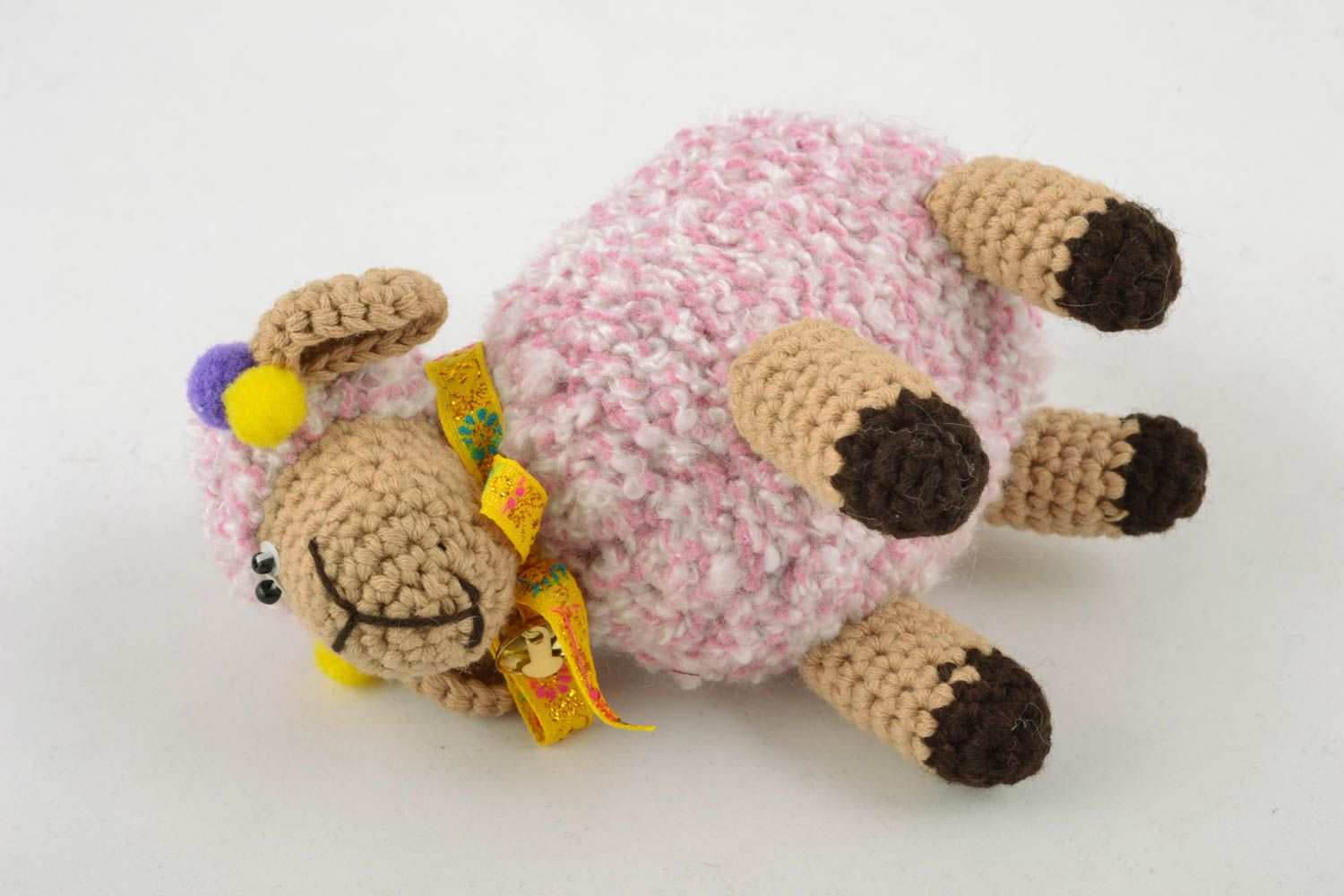 Giocattolo a maglia fatto a mano pupazzo morbido pecorella da bambine
 foto 1