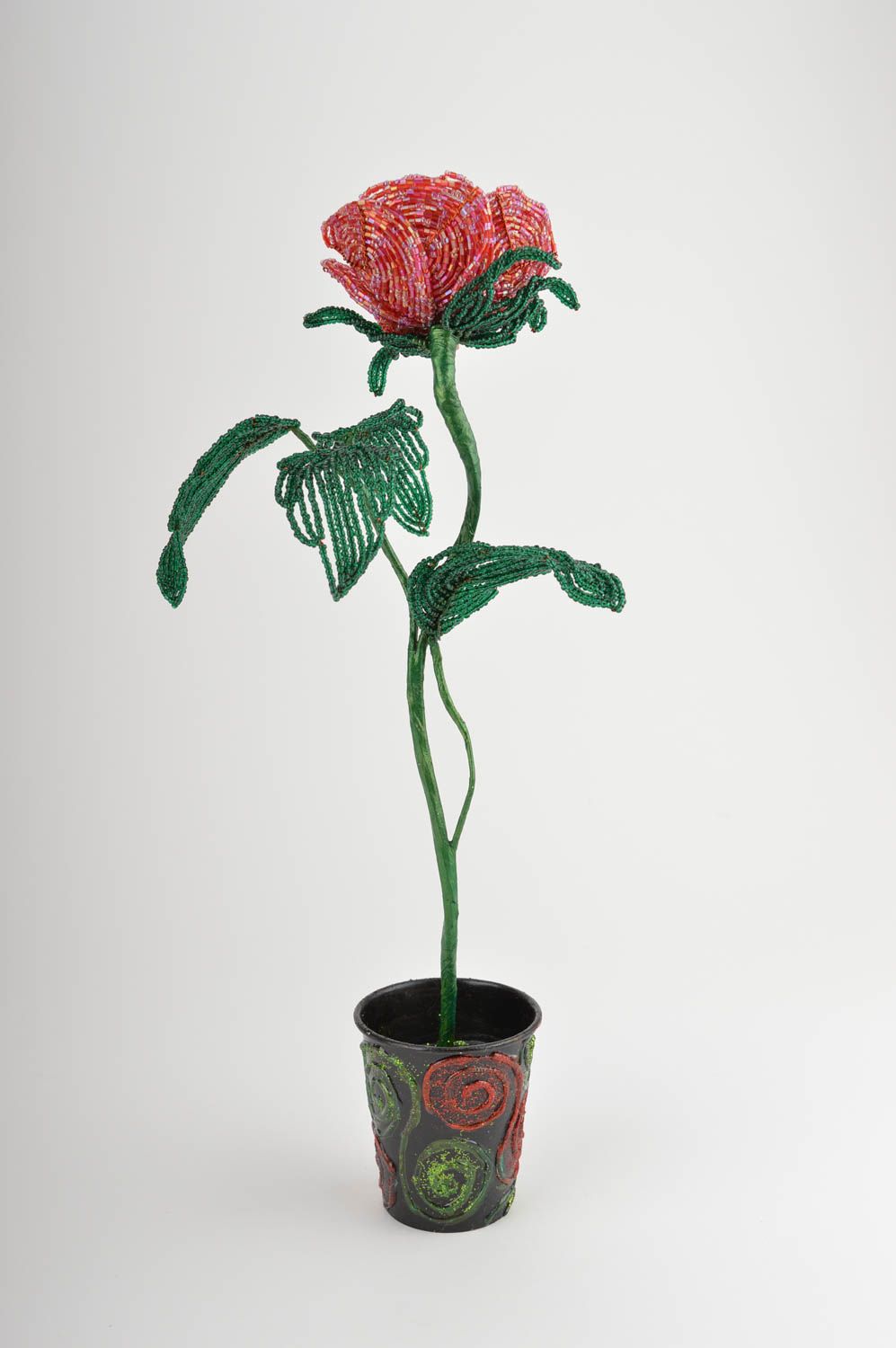 Композиция из бисера ручной работы красная роза из бисера цветок из бисера фото 5